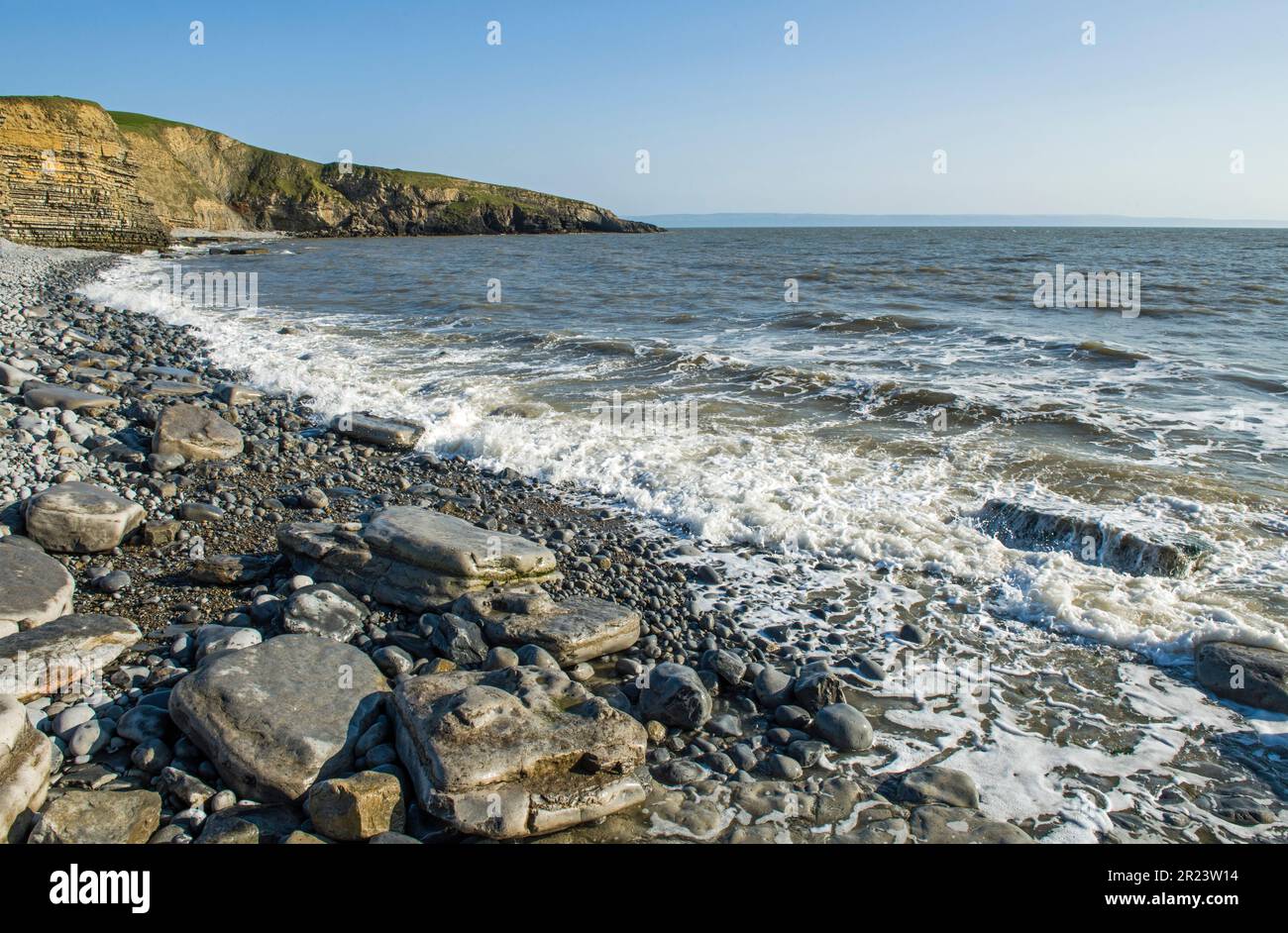 Entlang der Küste von Dunraven Bay oder Southerndown Beach im Vale of Glamorgan South Wales Stockfoto