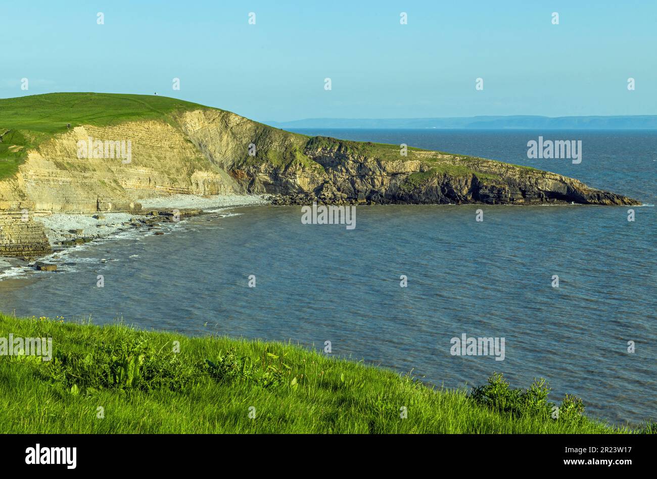 Blick über Dunraven Bay an der Glamorgan Heritage Coast - Vale of Glamorgan - South Wales - an einem sonnigen Abend Stockfoto