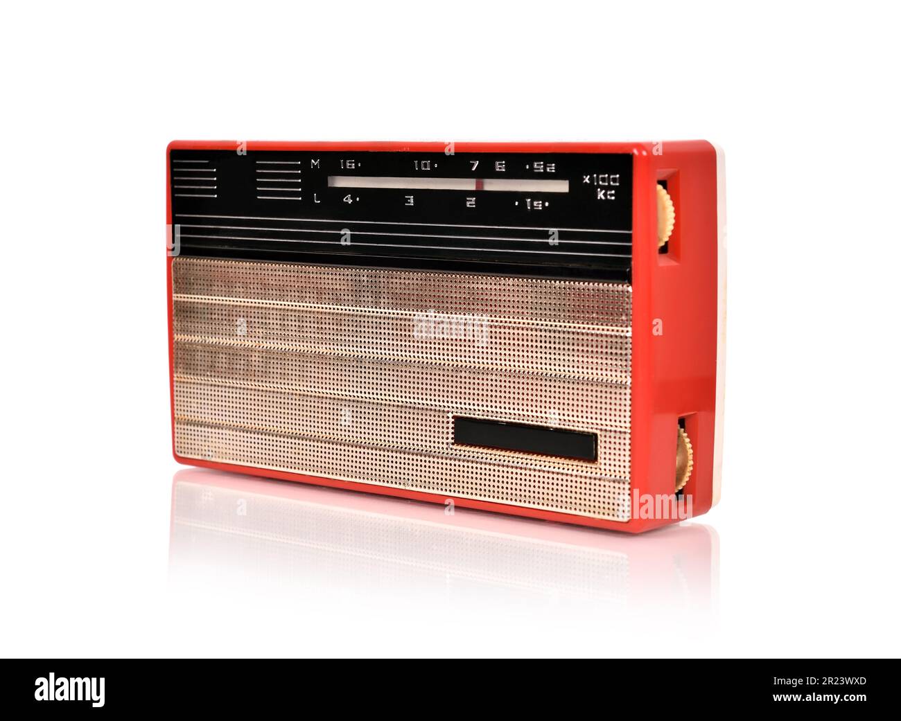 Rotes Oldtimer-Radio auf Wute-Hintergrund Stockfoto
