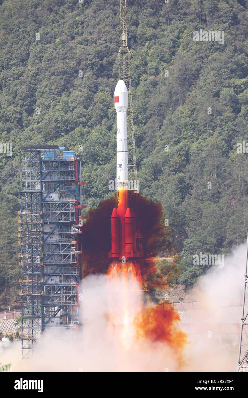 Xichang. 17. Mai 2023. Ein neuer BeiDou-Navigationssatellit, der von einer Langstreckenrakete vom März 3B getragen wird, wird vom Xichang Satellite Launch Center in der Provinz Sichuan im Südwesten Chinas am 17. Mai 2023 gestartet. Der Satellit, der in die geostationäre Erdumlaufbahn eintreten soll, ist der 56. der BeiDou-Familie und gleichzeitig der erste Backup-Satellit für das BeiDou-3 Navigationssatellitensystem des Landes. Kredit: Zhu Lei/Xinhua/Alamy Live News Stockfoto