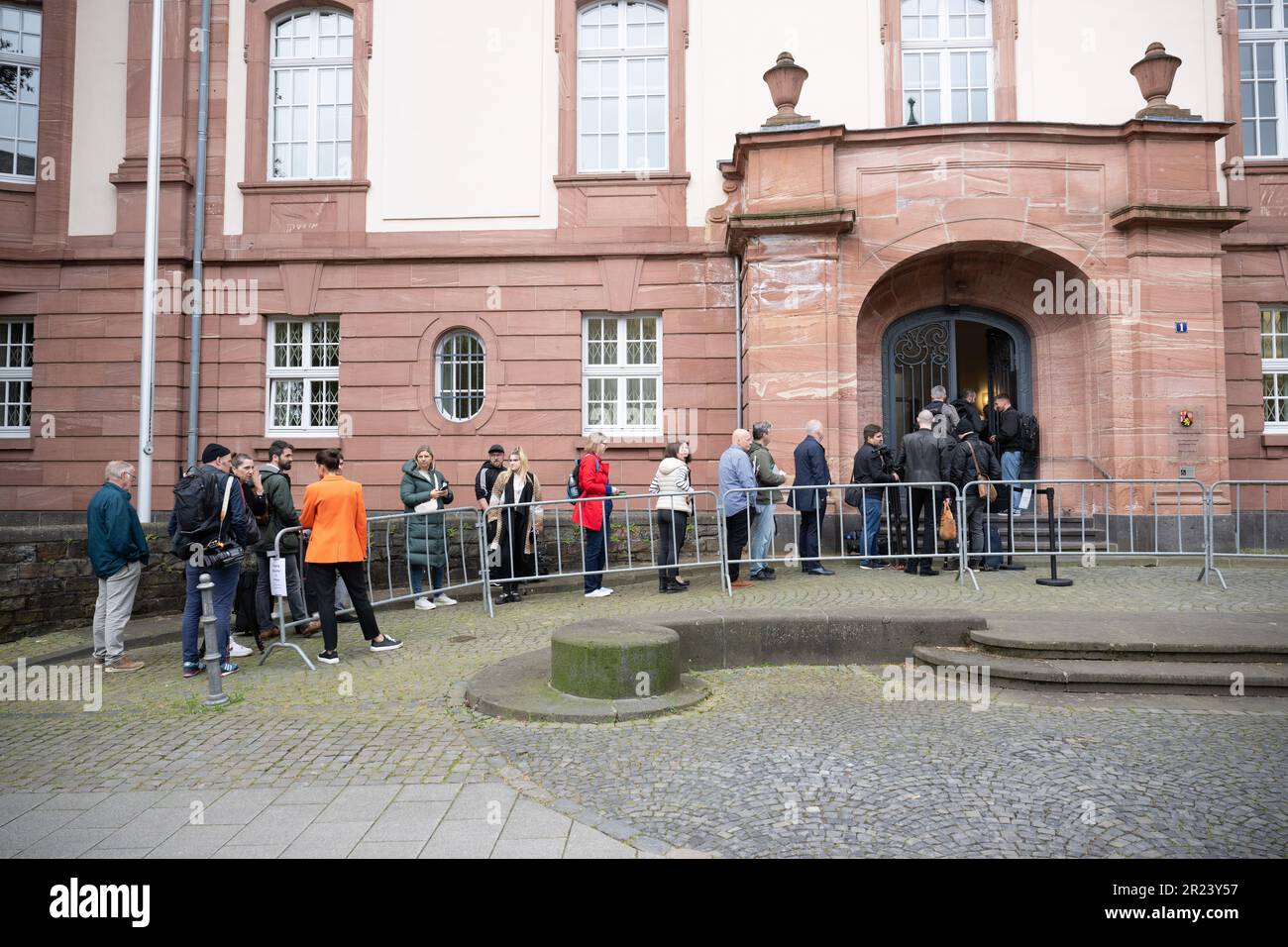 Koblenz, Deutschland. 17. Mai 2023. Journalisten stehen vor Beginn des Prozesses gegen Mitglieder der Gruppe der "Vereinigten Patrioten" vor dem Obersten Regionalgericht Schlange. Die Angeklagten werden beschuldigt, eine inländische terroristische Organisation gegründet zu haben oder Mitglied einer solchen gewesen zu sein. Unter anderem sollen sie geplant haben, den deutschen Gesundheitsminister Lauterbach zu entführen. Kredit: Sebastian Gollnow/dpa/Alamy Live News Stockfoto