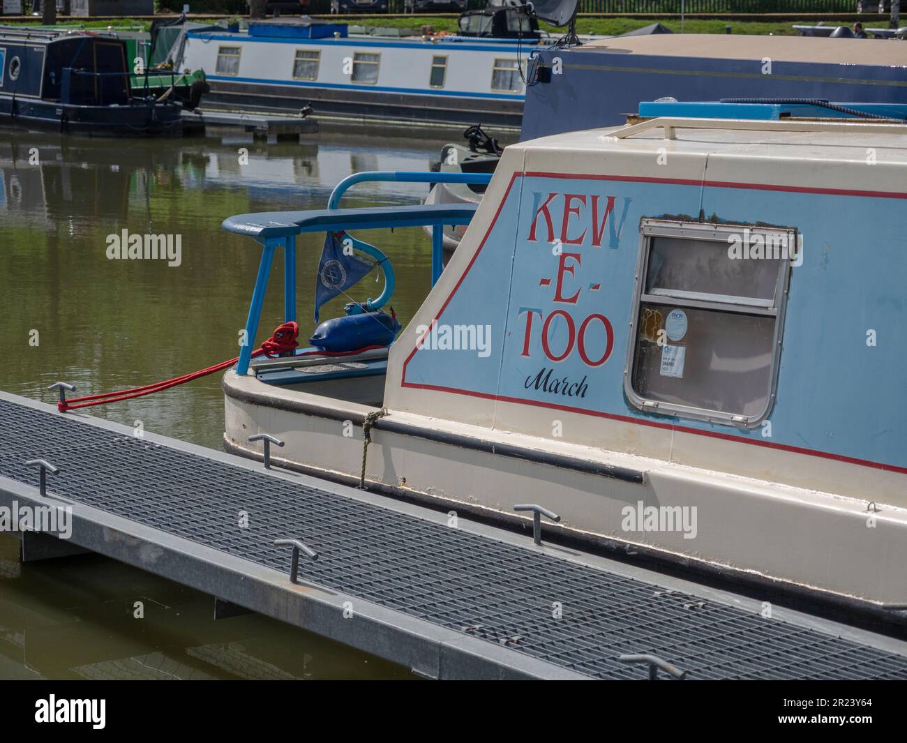 Kew-E auch, eigenartige Beschilderung auf einem Schmalschiff, das in Whilton Marina, Northamptonshire, Großbritannien, vor Anker liegt; spielen Sie Non Words für den QE2-Linienflugzeug Stockfoto