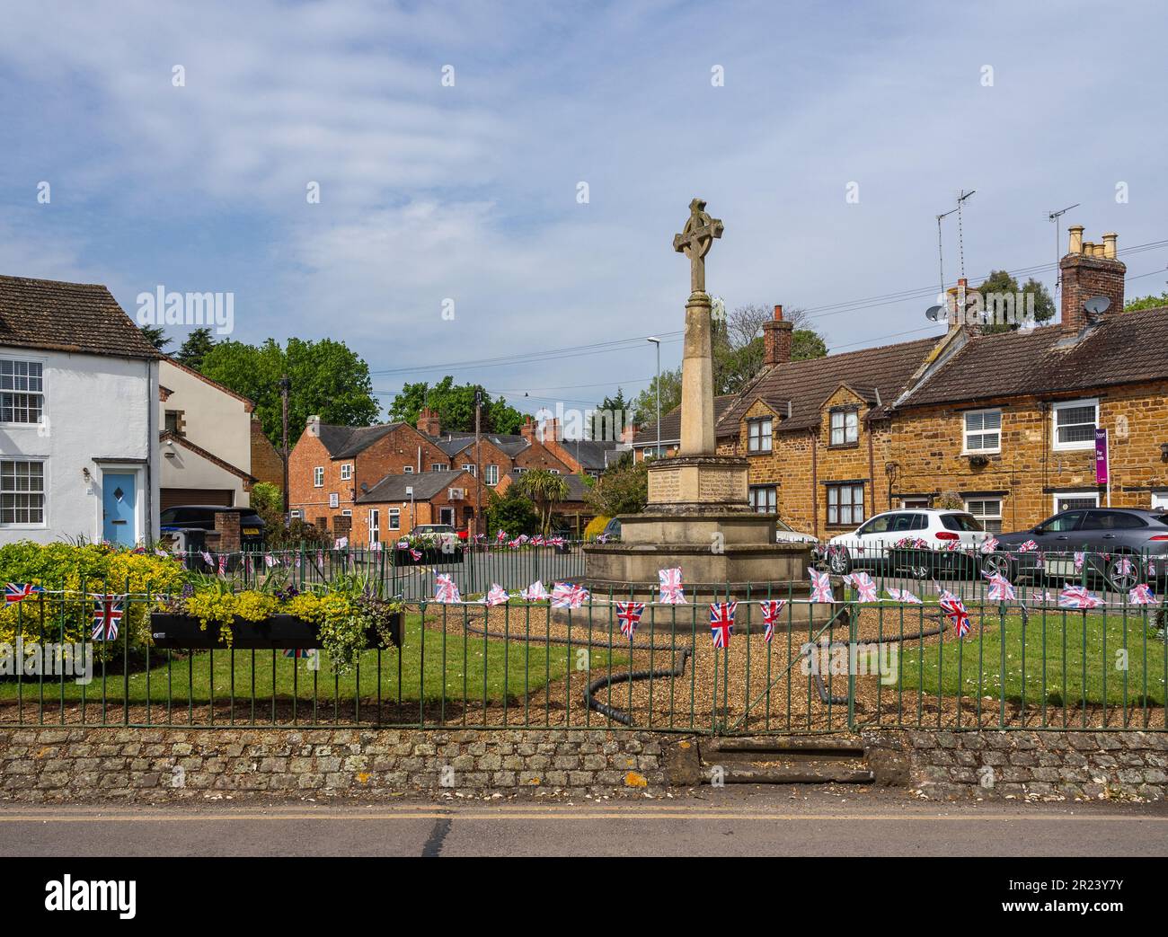 Village Green mit Kriegsdenkmal und Union Jack Bunting, Hardingstone, Northampton, Großbritannien Stockfoto