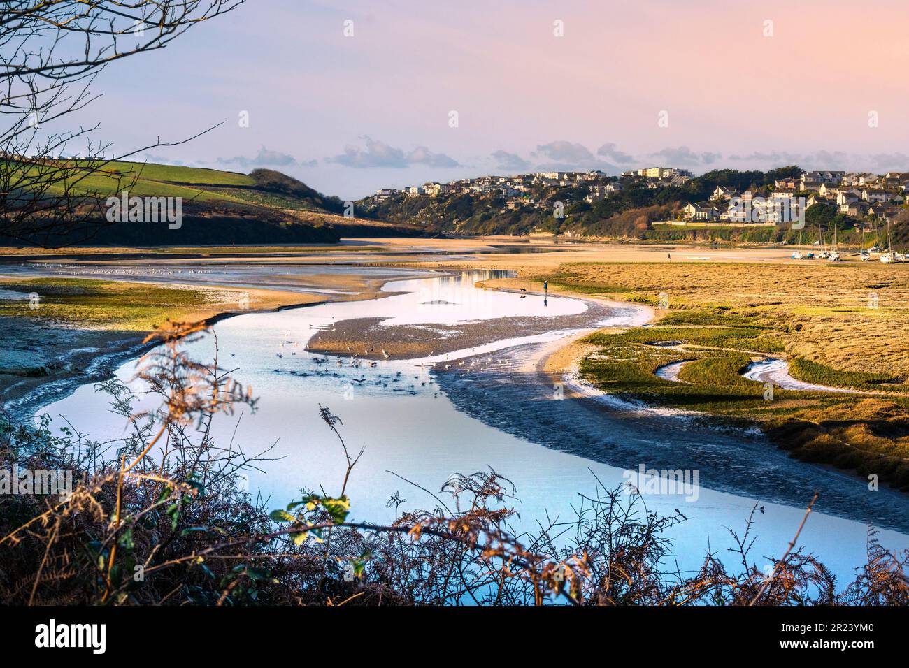 Blick auf das Licht am späten Nachmittag über der Gannel-Flussmündung bei Ebbe in Newquay in Cornwall, Großbritannien. Stockfoto