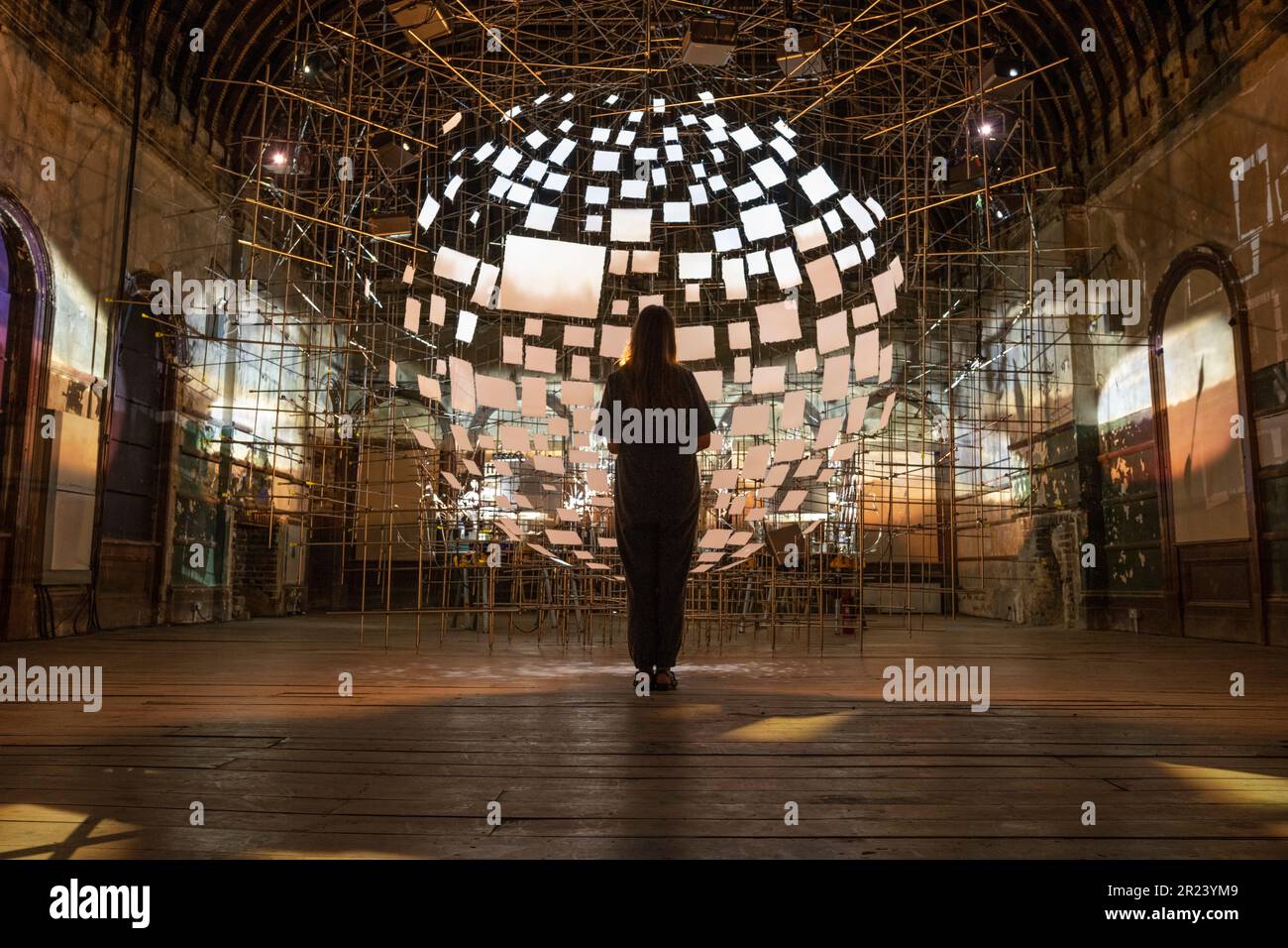 Peckham Rye Station, London, Großbritannien. 17. Mai 2023. Die New Yorker Künstlerin Sarah Sze enthüllt im stillgelegten viktorianischen Wartezimmer am Bahnhof Peckham Rye eine neue, standortspezifische Installation, Metronome. Die Arbeit von Sze vermittelt die Geschwindigkeit und Volatilität des Lebens im empfindlichen Zeitalter des Smartphones. Diese neue immersive Skulptur, die durch Fragmente von Objekten und bewegte Bilder wie eine riesige magische Laterne animiert wird, verwandelt den großen, gewölbten Raum, der seit fünfzig Jahren mit Brettern verschlossen ist. Kredit: Malcolm Park/Alamy Live News Stockfoto