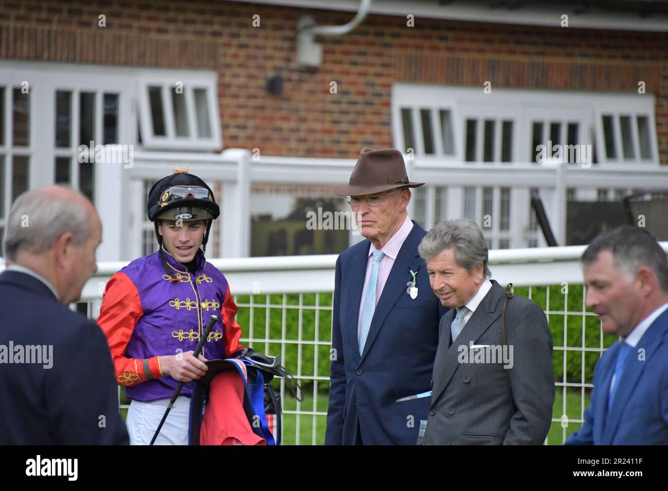 London, Großbritannien. 16. Mai 2023 James Doyle erklärt, was beim Trainer John Gosden schiefgelaufen ist, nachdem das Pferd des Königs, Slipofthepen, bei den Heron Stakes auf der Rennbahn Sandown Park, Großbritannien, nicht beeindruckt hat. Kredit: Paul Blake/Alamy Live News. Stockfoto