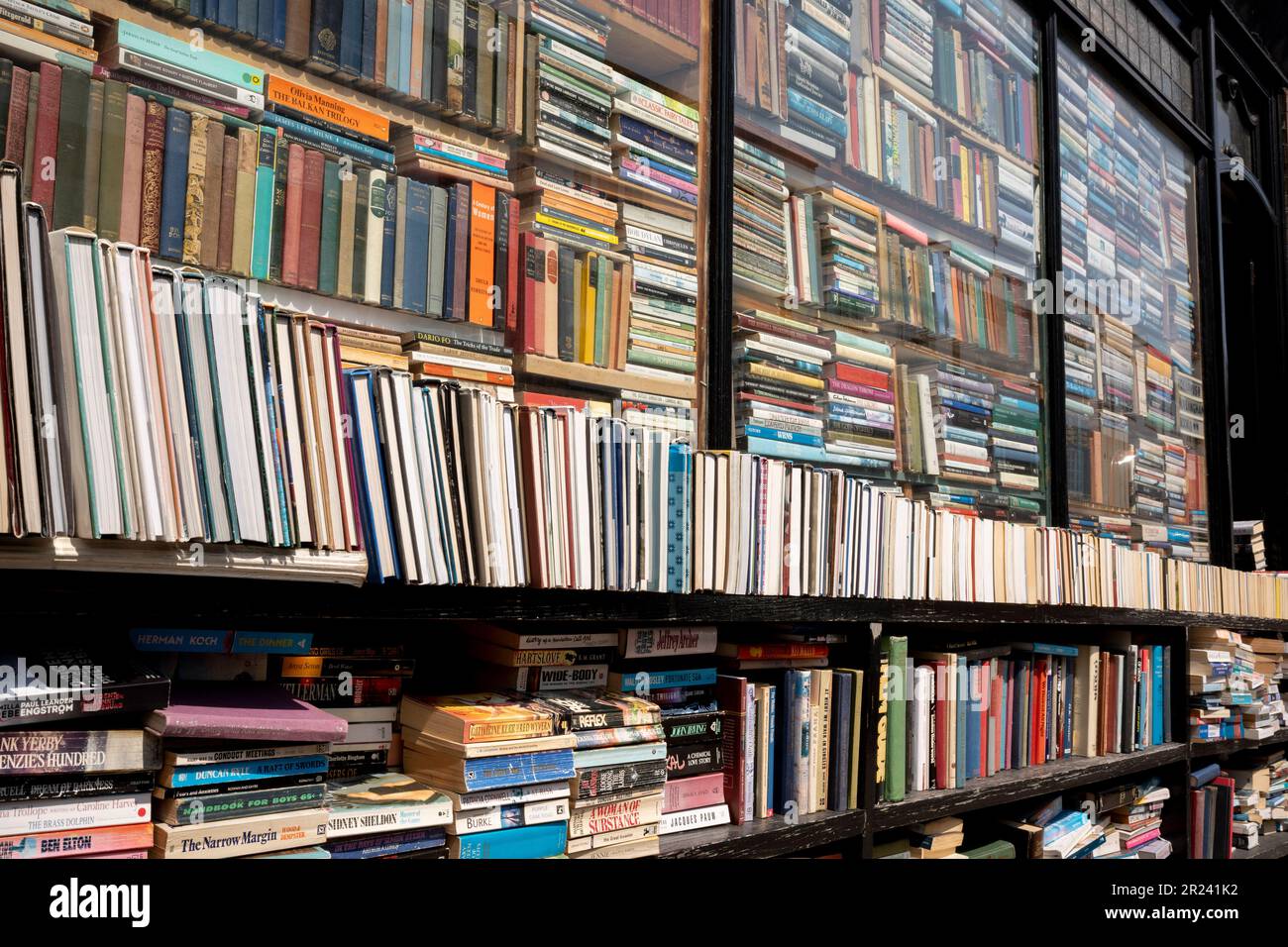 Vor Hurlingham Books in Putney, West-London, am 16. Mai 2023 in London, England, stehen Tausende von Büchern zur Auswahl. Stockfoto