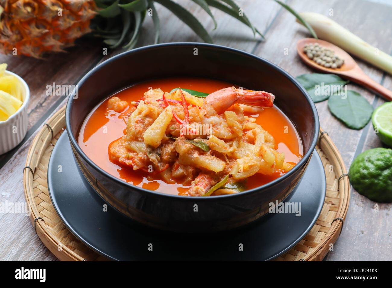 Rote Curry mit Ananas und Garnelen – authentische thailändische Gerichte namens Kang Kua Supparos oder Khang Kua aus nächster Nähe Stockfoto