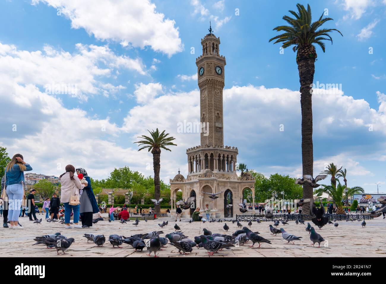 Izmir, Türkei - 28 2023. April: Blick auf den Konak-Platz mit altem Uhrenturm (Saat Kulesi auf Türkisch) Stockfoto