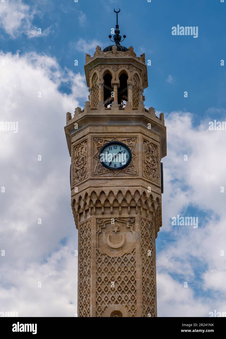Blick aus der Nähe auf den alten Uhrenturm (Saat Kulesi auf Türkisch), Izmir, die Türkei Stockfoto