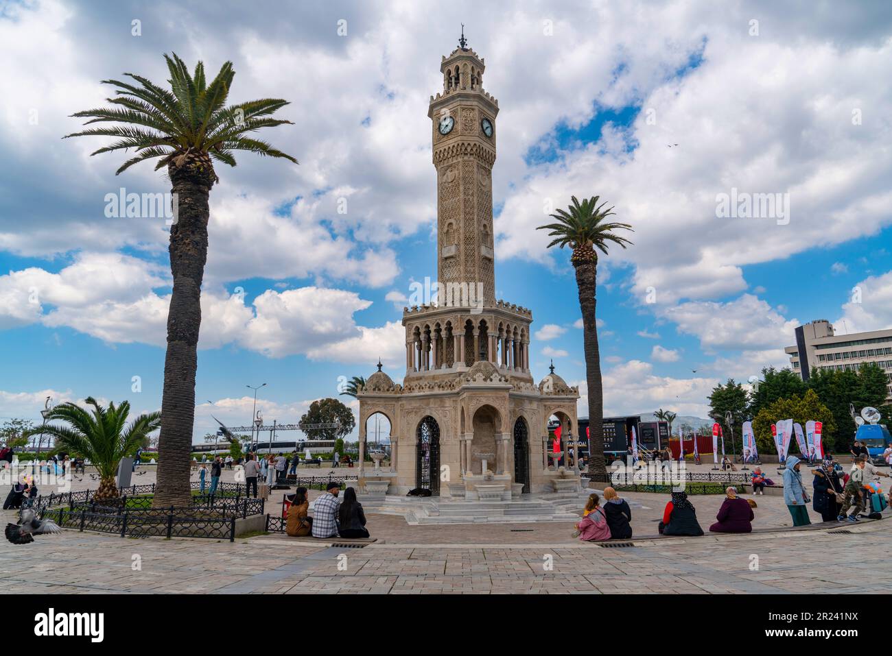 Izmir, Türkei - 28 2023. April: Blick auf den Konak-Platz mit altem Uhrenturm (Saat Kulesi auf Türkisch) Stockfoto