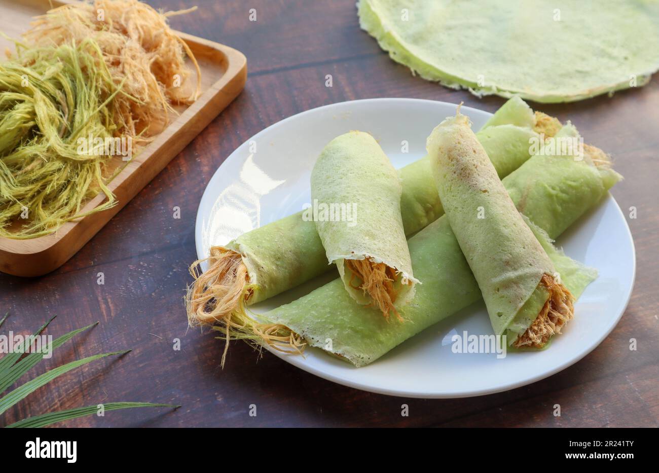 Roti Saimai: Thailändisches Dessert aus Zuckerwatte, Burrito-Pfannkuchen oder Crepes aus nächster Nähe Stockfoto