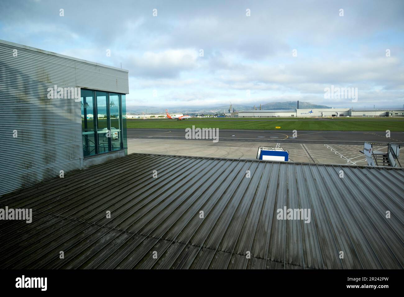 Blick durch das Fenster über die Landebahn vom Aussichtsbereich der Abflughalle des george Best belfast City Airport belfast Northern ireland uk Stockfoto