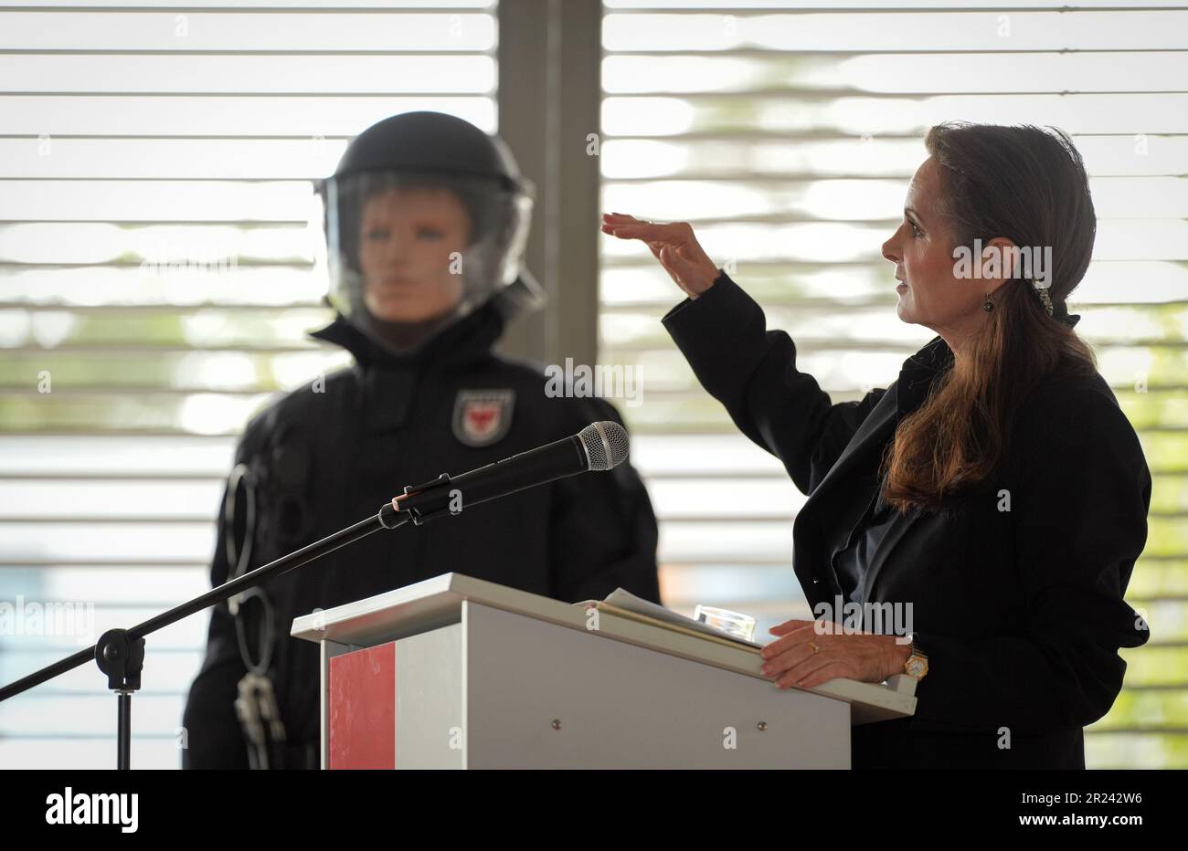 17. Mai 2023, Brandenburg, Brandenburg/Havel: Susanne Hoffmann (CDU), Justizministerin Brandenburgs, spricht während der Vorstellung des Sicherheitskonzepts im Brandenburger Strafvollzugssystem. Dazu zählten laut einer Sprecherin des Ministeriums Suchhunde, ein Gerät zum Aufspüren von Betäubungsmitteln, sowie Körperschutzausrüstung und Schneidwaffen. Foto: Soeren Stache/dpa Stockfoto