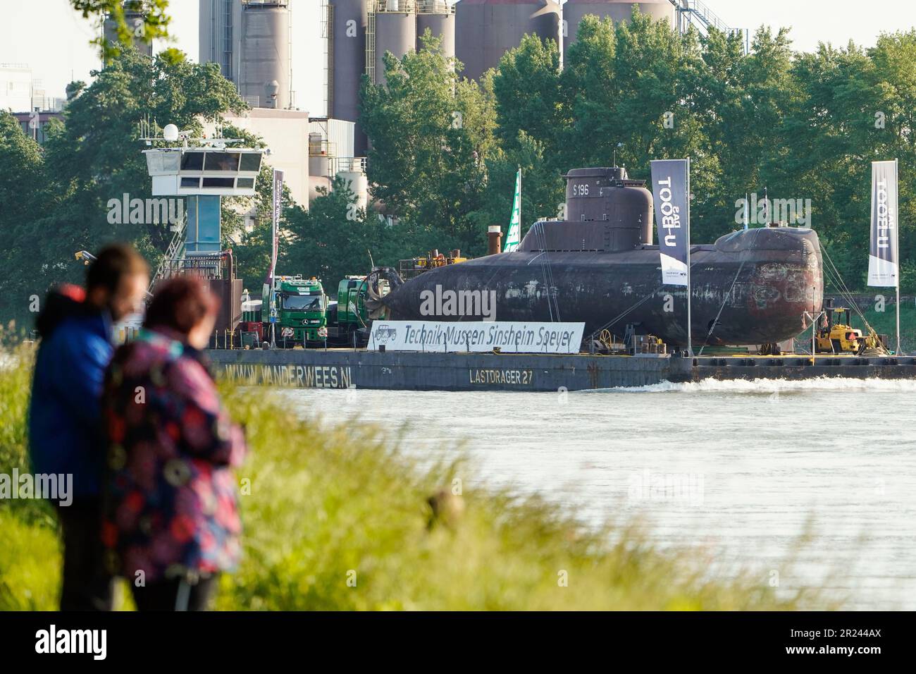 Altrip, Deutschland. 17. Mai 2023. Ein stillgelegtes U-Boot U17 segelt auf dem Rhein nahe Mannheim auf einem Transportschiff zum natürlichen Hafen von Speyer. Das Boot war über 35 Jahre lang im Dienst der deutschen Marine und soll am 21. Mai auf der Straße zum Speyer Museum of Technology transportiert werden. Kredit: Uwe Anspach/dpa/Alamy Live News Stockfoto