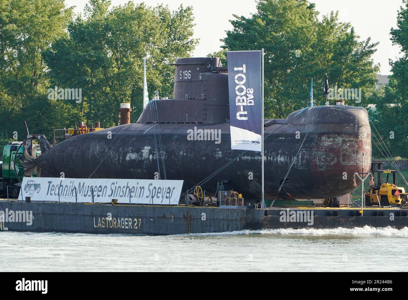 Altrip, Deutschland. 17. Mai 2023. Ein stillgelegtes U-Boot U17 segelt auf dem Rhein nahe Mannheim auf einem Transportschiff zum natürlichen Hafen von Speyer. Das Boot war über 35 Jahre lang im Dienst der deutschen Marine und soll am 21. Mai auf der Straße zum Speyer Museum of Technology transportiert werden. Kredit: Uwe Anspach/dpa/Alamy Live News Stockfoto