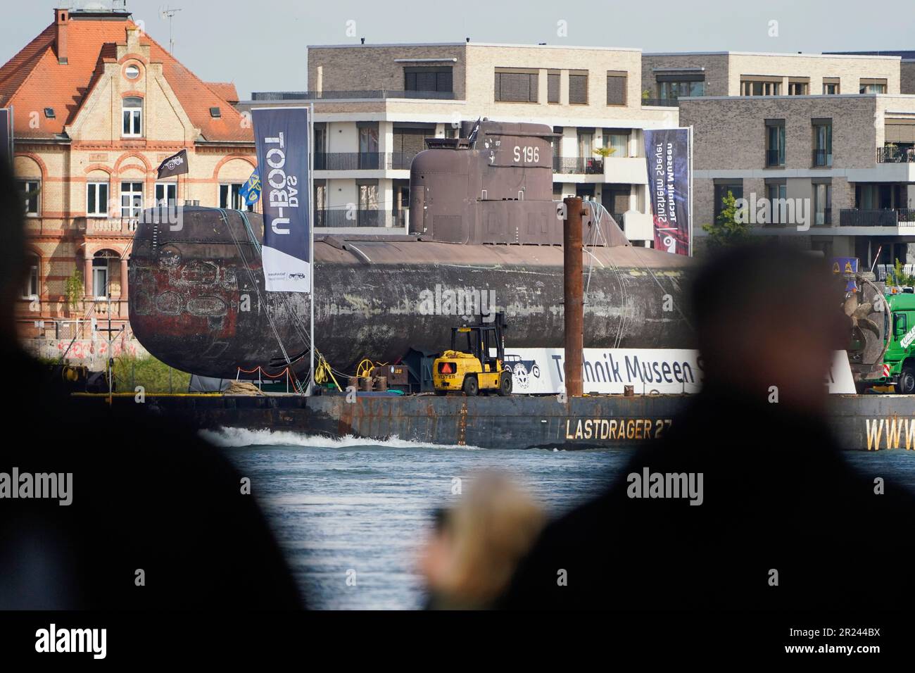 Speyer, Deutschland. 17. Mai 2023. Ein stillgelegtes U-Boot U17 segelt auf dem Rhein nahe Speyer auf einem Transportschiff zum natürlichen Hafen von Speyer. Das Boot war über 35 Jahre lang im Dienst der deutschen Marine und soll am 21. Mai auf der Straße zum Speyer Museum of Technology transportiert werden. Kredit: Uwe Anspach/dpa/Alamy Live News Stockfoto