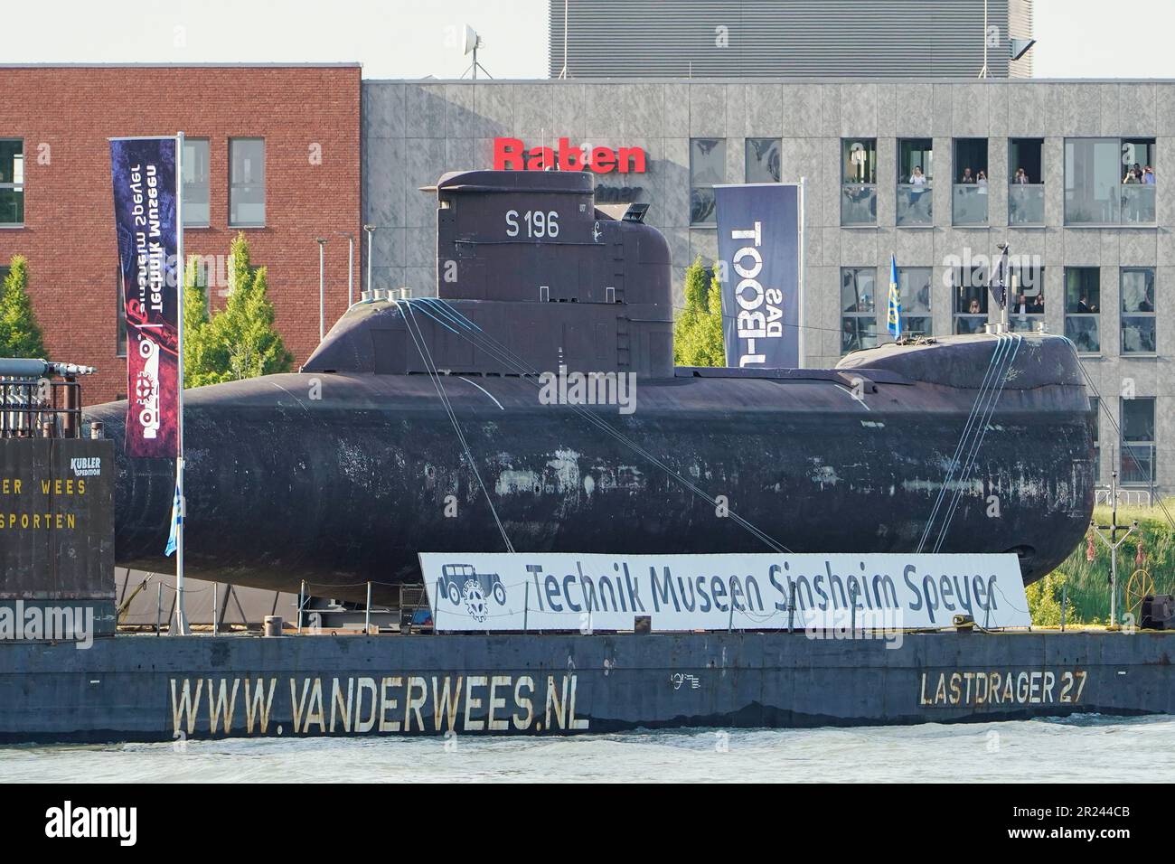 Speyer, Deutschland. 17. Mai 2023. Ein stillgelegtes U-Boot U17 segelt auf dem Rhein nahe Mannheim auf einem Transportschiff zum natürlichen Hafen von Speyer. Das Boot war über 35 Jahre lang im Dienst der deutschen Marine und soll am 21. Mai auf der Straße zum Speyer Museum of Technology transportiert werden. Kredit: Uwe Anspach/dpa/Alamy Live News Stockfoto