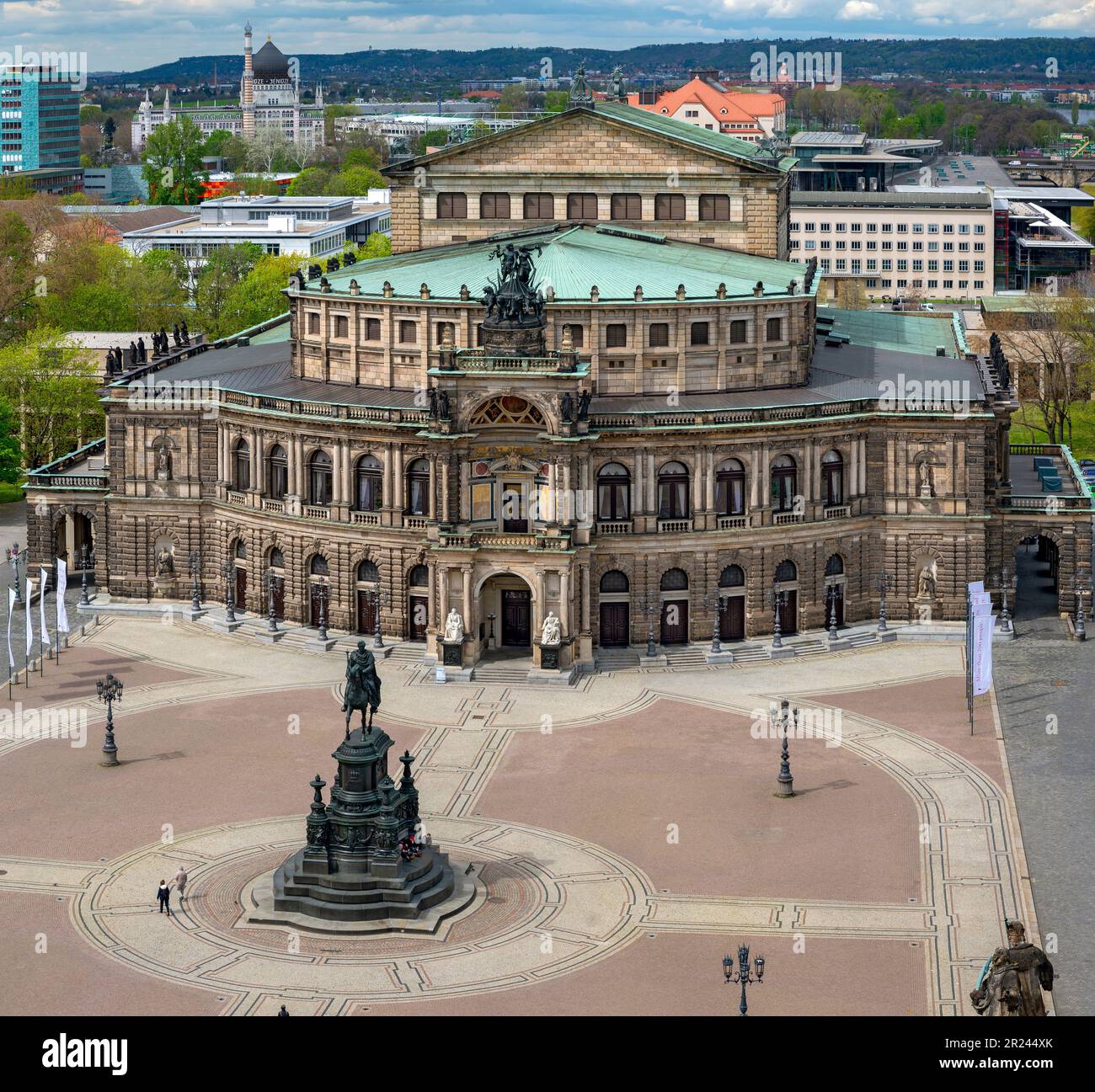 Blick aus der Vogelperspektive auf den Theaterplatz und das Gebäude der Semper Oper in Dresden Stockfoto