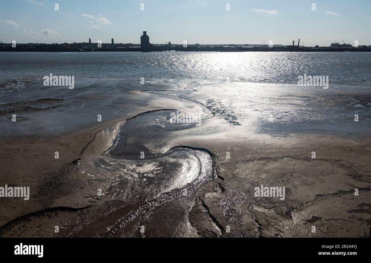 River Mersey bei Ebbe Liverpool Stockfoto