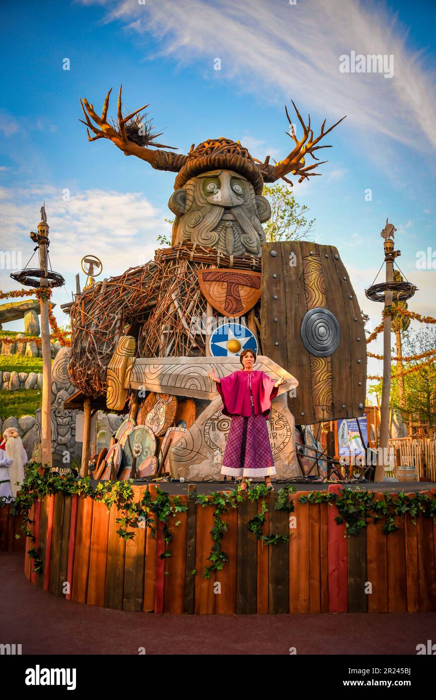 Startparty für das Toutatis Festival und Achterbahn im Parc Astérix in Frankreich. Stockfoto