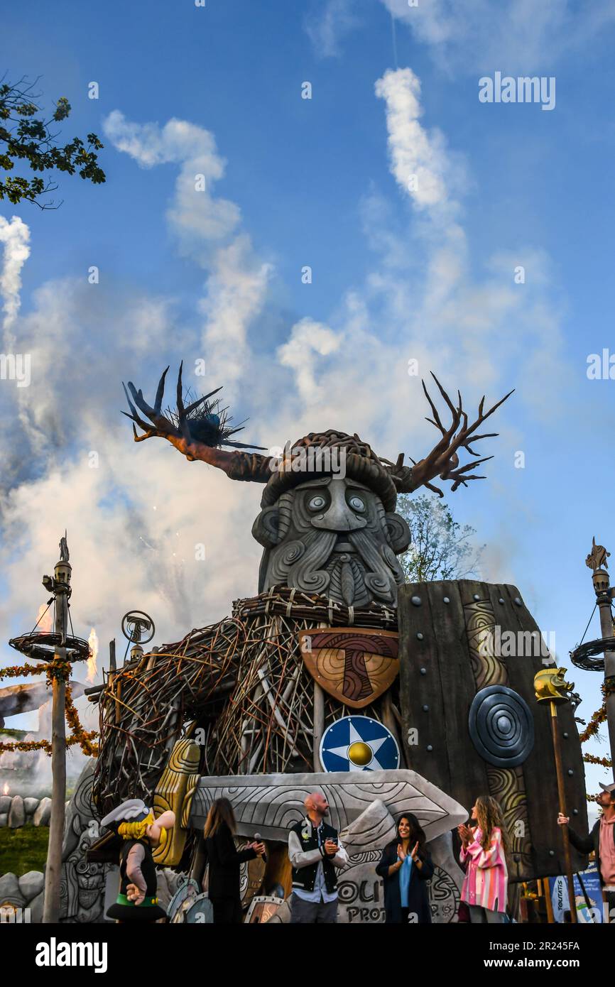 Startparty für das Toutatis Festival und Achterbahn im Parc Astérix in Frankreich. Stockfoto
