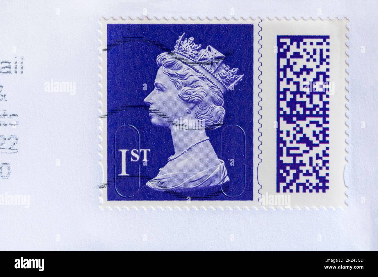 Violetter 1.-Stempel mit Queen Elizabeth II-Kopf, auf Umschlag aufgeklebt – Stempel mit Barcode, Stempel mit Barcode UK 2022 Stockfoto