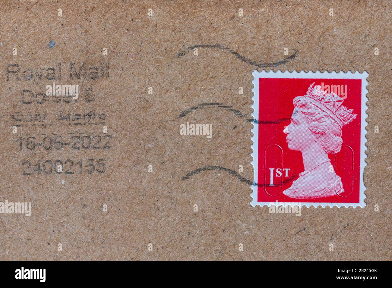 Briefmarke der Klasse 1. mit Kopf der Königin auf Umschlag mit Royal Mail Dorset & S.W. Hants hat geärgert Stockfoto