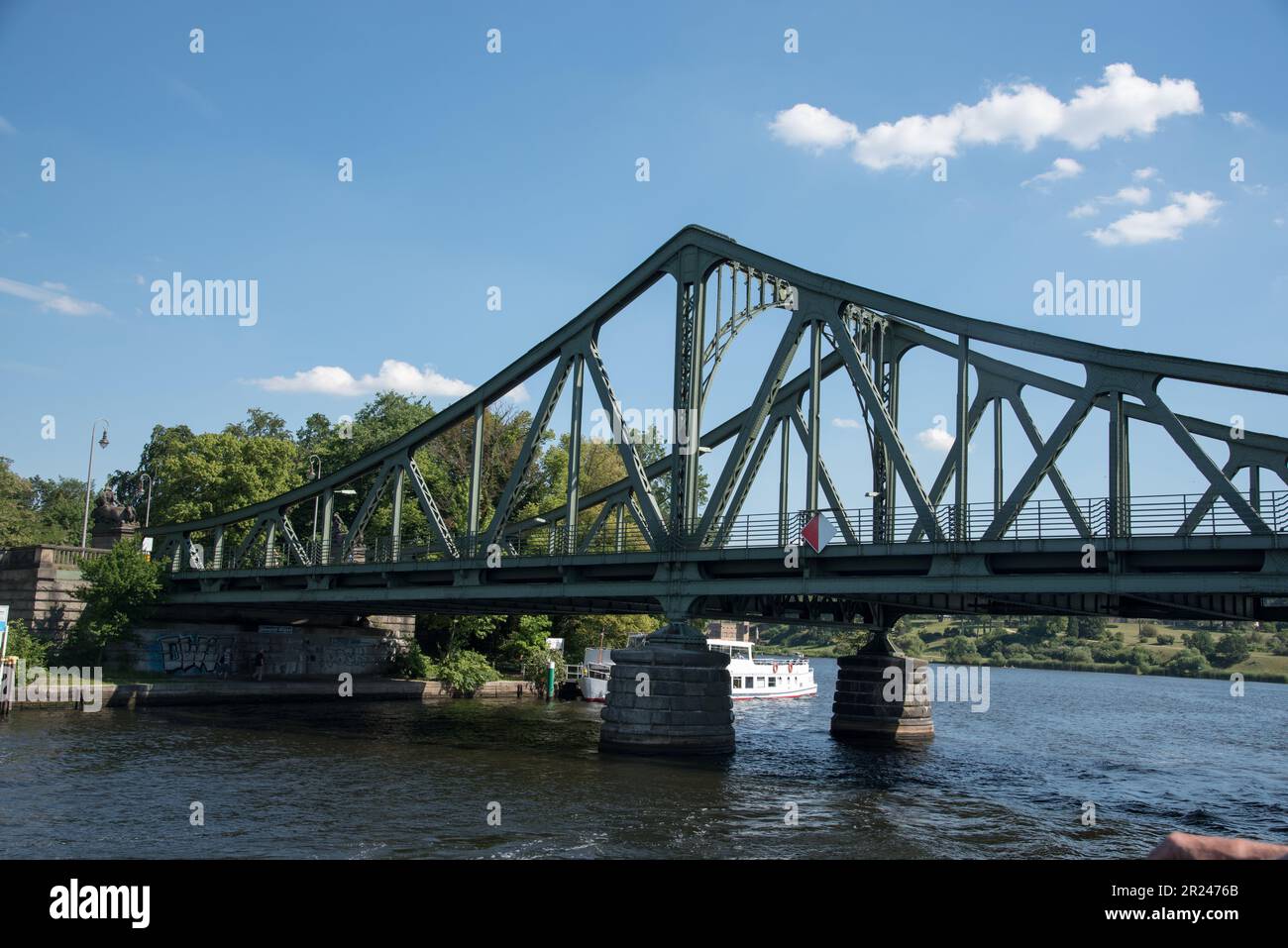 Die Glienicke-Brücke überquert den Fluss Havel, der im Kalten Krieg für den Austausch gefangener Spione genutzt wurde. Stockfoto