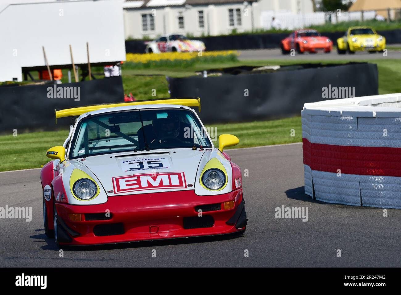 Porsche 911 GT2 Evo Typ 993, EMI-Livery, Porsche 911 60. Anniversary Celebration, mit Rennwagen, die von den 1970er Jahren bis in die 1980 Jahre gewonnen wurden“ Stockfoto
