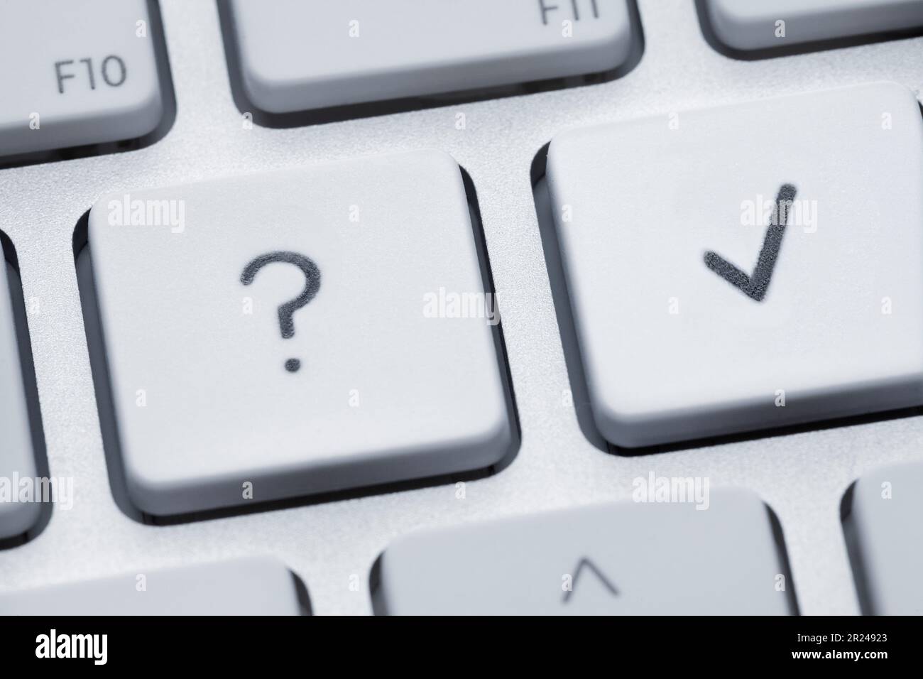 Nahaufnahme und geringer Fokus auf zwei Tasten auf der Tastatur Anzeigen des Zweifelszeichens und Aktivieren der Option Stockfoto