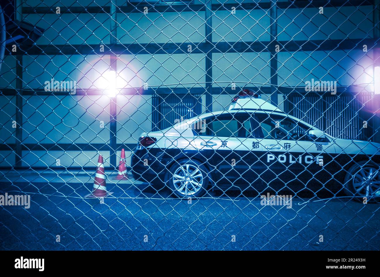 Kyoto - Japan - Ca. November 2018. Polizeiauto in der Wachsamkeitsnacht hinter einem Drahtzaun mit Lichtern. Stockfoto