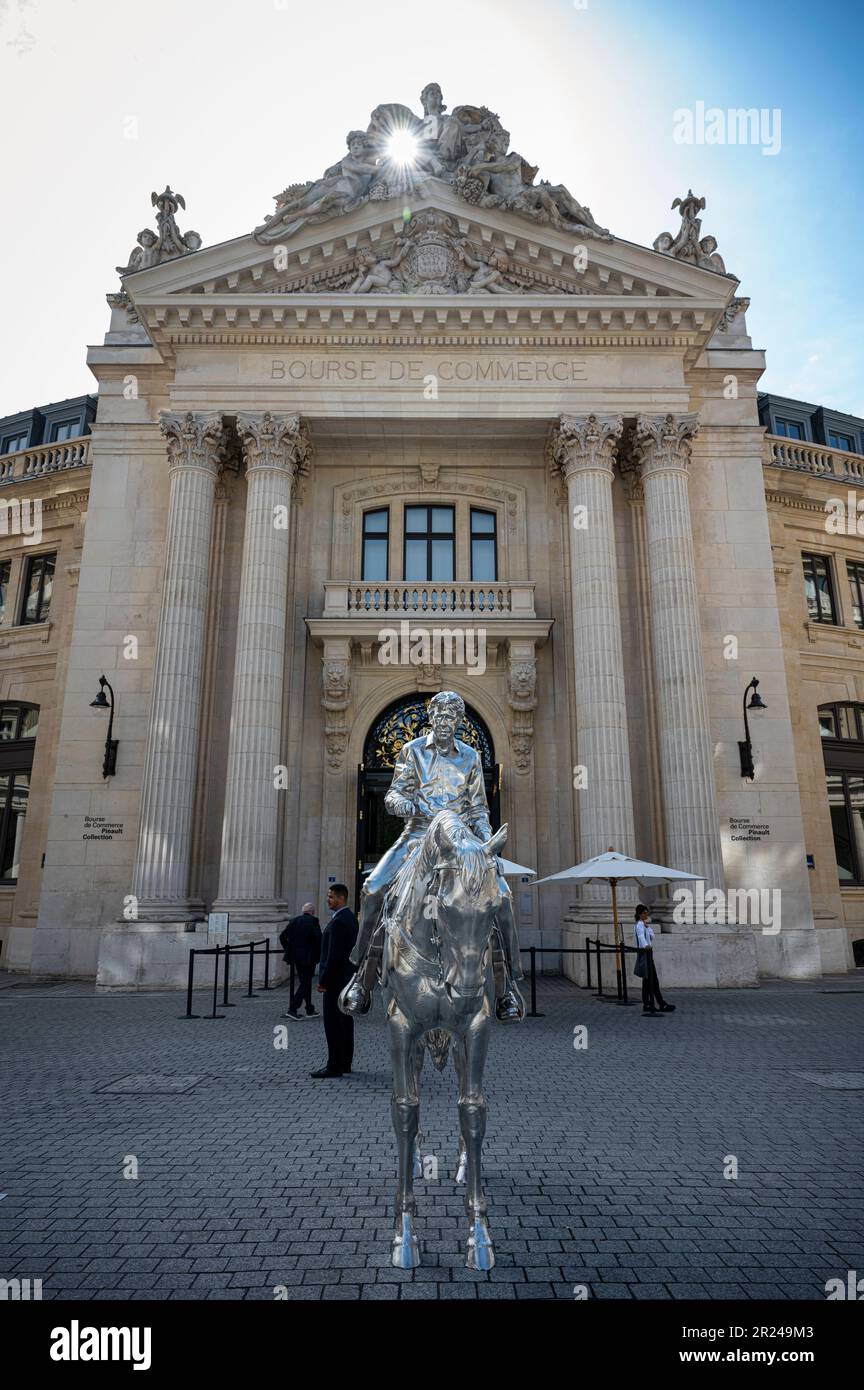 Paris, Frankreich - 11. Juni 2022: Skulptur eines Reiters auf dem Rücken eines Pferdes Stockfoto