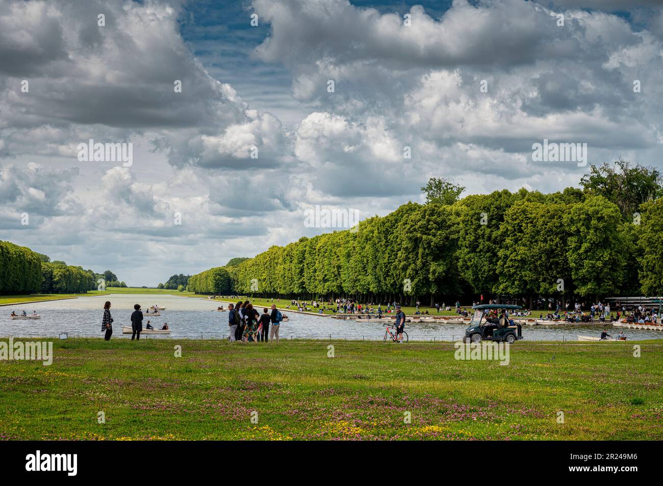 Versailles, Frankreich - 11. Juni 2022: Besucher genießen die Gärten von Versailles Stockfoto