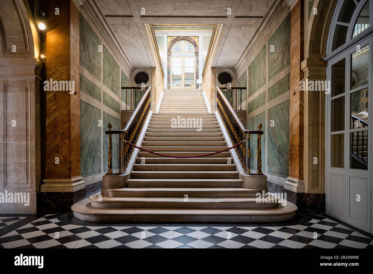 Versailles, Frankreich - 11. Juni 2022: Die Louis-Phillipe-Treppe, eine einfache Treppe und dennoch eine Touristenattraktion in Versailles Stockfoto
