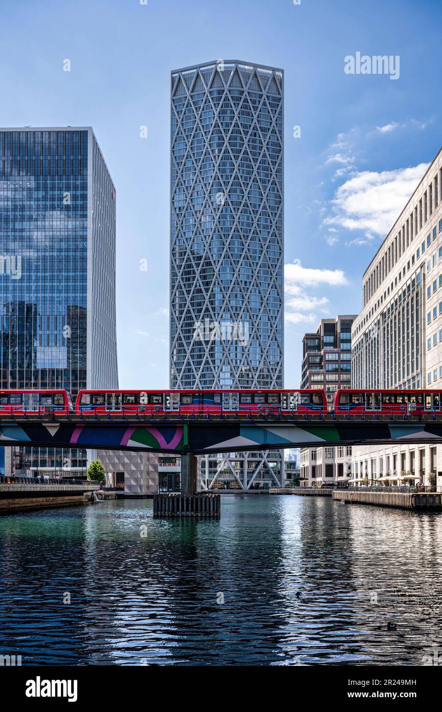 London, England - 20. Juni 2022: Ein Blick auf die Bahnüberquerung auf einer Brücke über einen Fluss Stockfoto