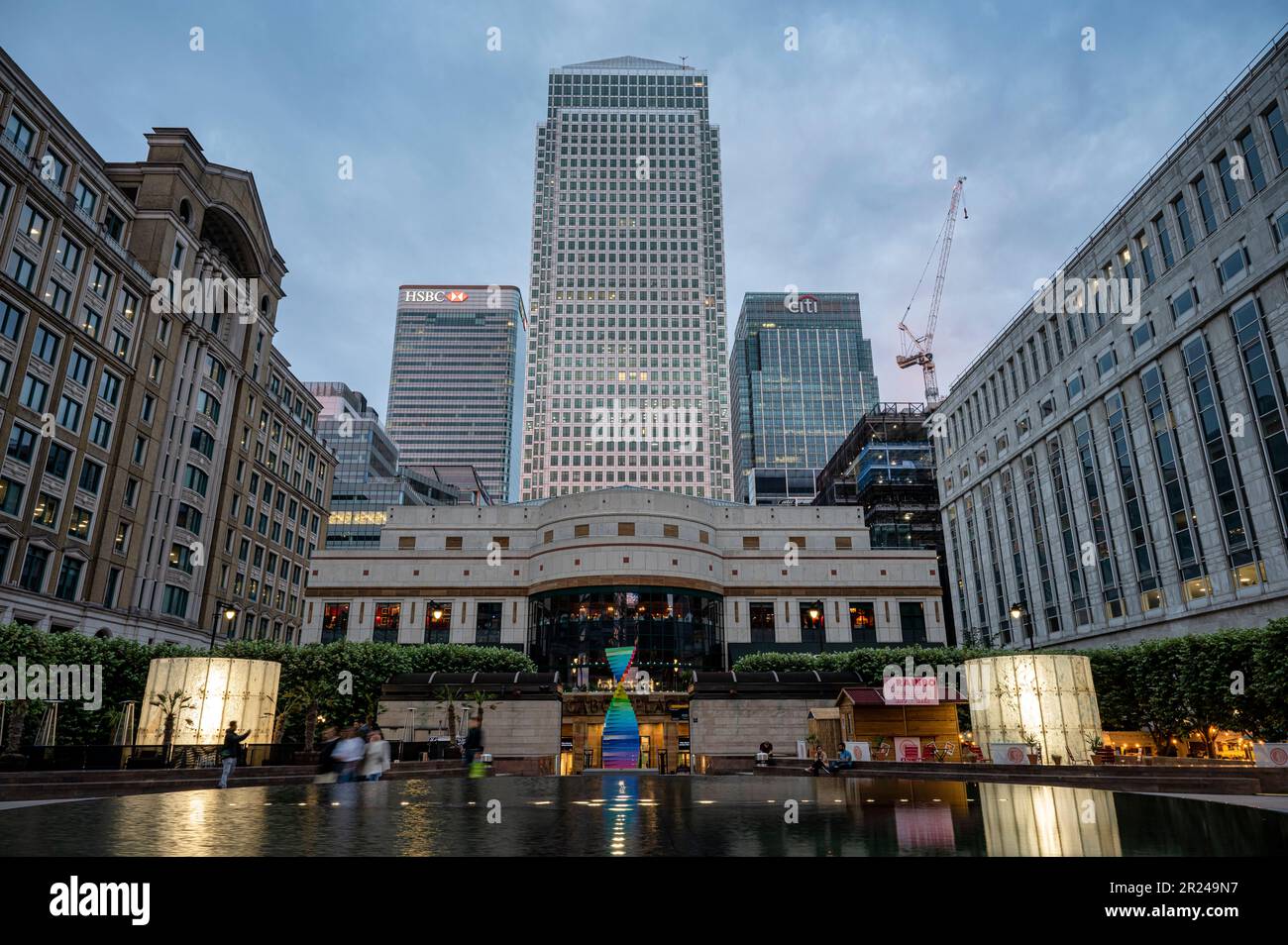 London, England - 21. Juni 2022: Ein Blick auf mehrstöckige Gebäude in London Stockfoto