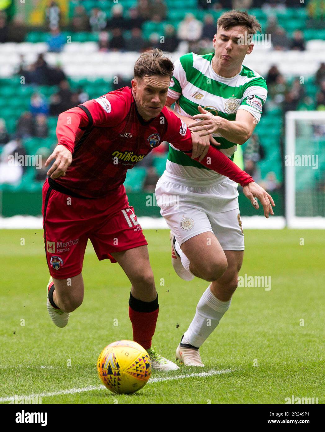 Dateifoto von 3-03-2018 von Morton's Michael Tidser (links) und Celtic's Kieran Tierney (rechts). Kelty Hearts hat ihren Mittelfeldspieler Michael Tidser zum Spieler-Manager ernannt. Dem 33-jährigen ehemaligen Spieler von Morton und Rotherham wurde die Chance geboten, die Zügel zu übernehmen, nachdem John Potter vor Kurzem eine neue Rolle bei Raith Rovers übernommen hatte. Ausgabedatum: Mittwoch, 17. Mai 2023. Stockfoto