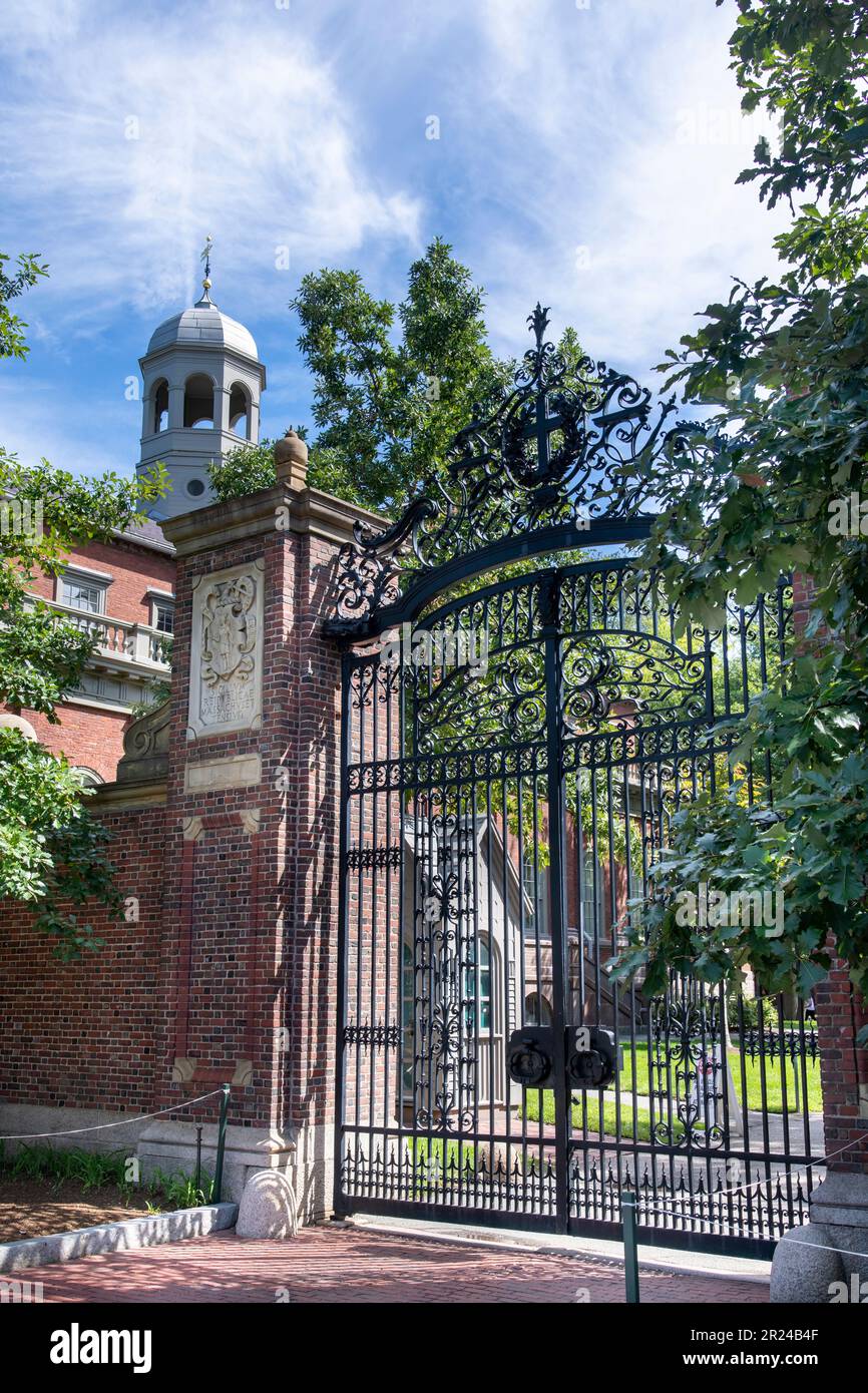Boston, Massachusetts, USA – September 2022; vertikaler Blick auf das Johnston Gate im georgianischen Revival-Design, dem Haupteingang zum Harvard Yard Stockfoto