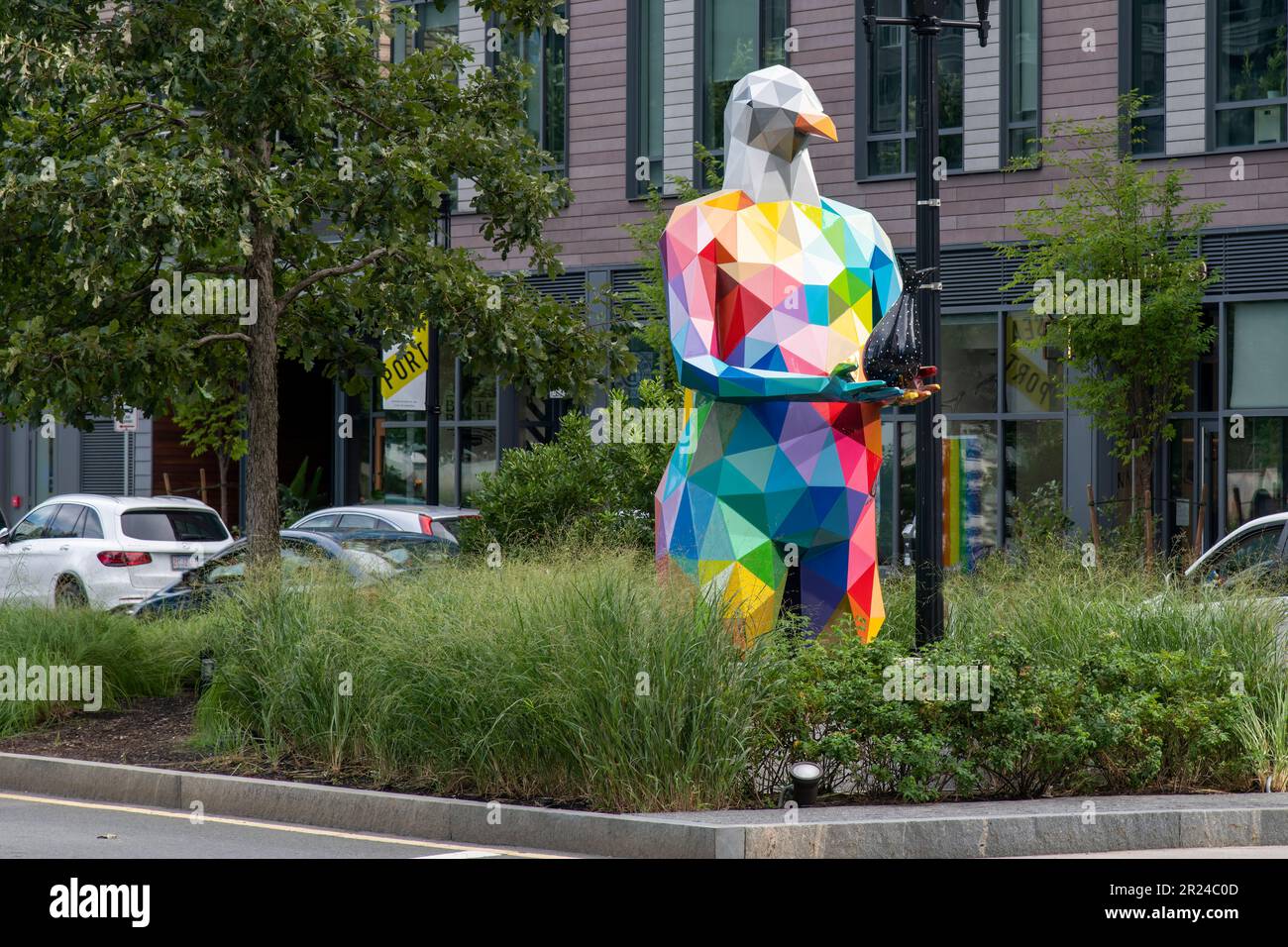 Boston, Massachusetts, USA – September 2022; aus einer Reihe von sieben Skulpturen mit bunten Facetten des Künstlers Okuda San Miguel aus nächster Nähe Stockfoto