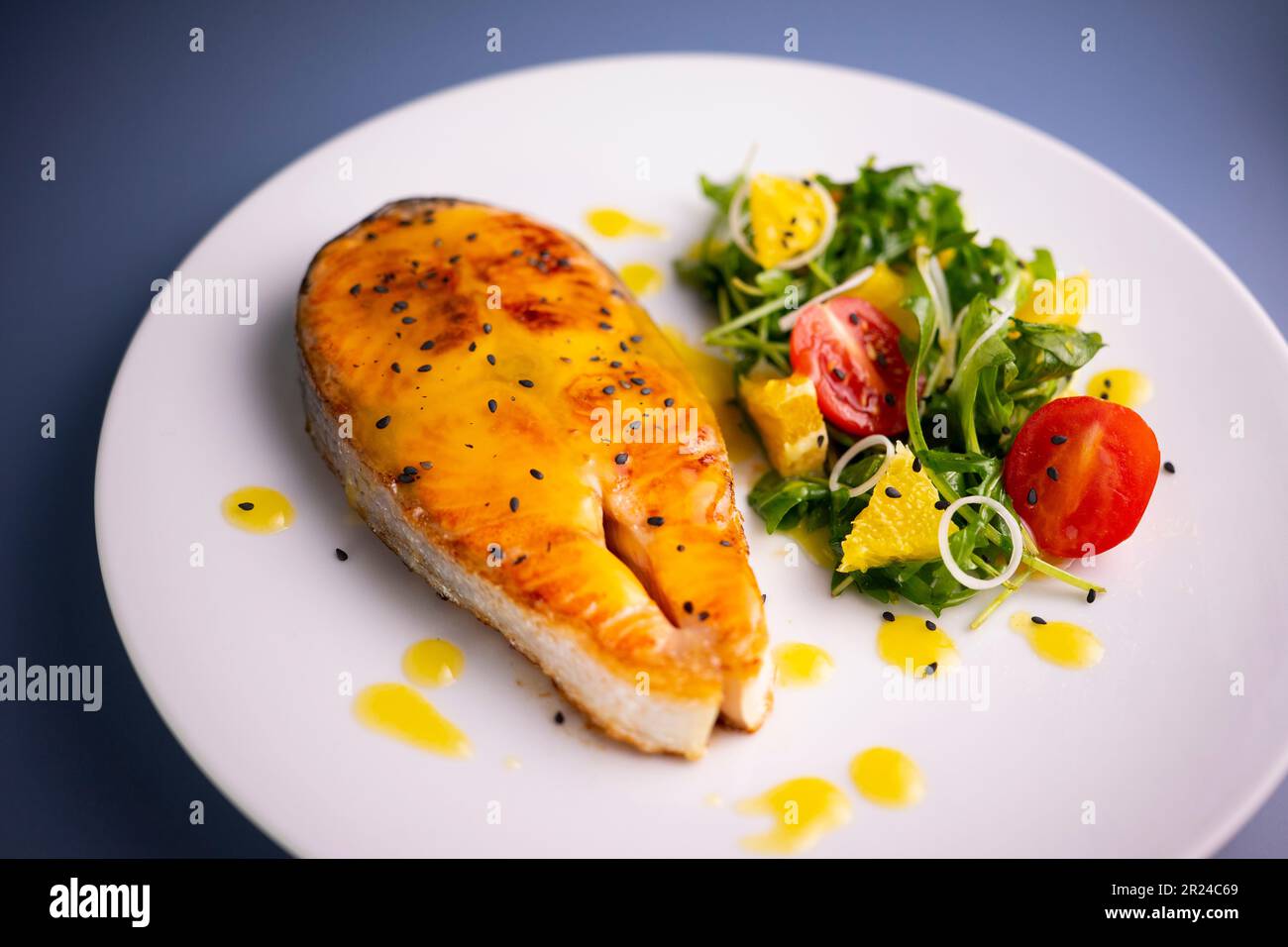 Hochwertiges Lachsgericht im Ofen mit Gemüse in einem Luxusrestaurant. Stockfoto