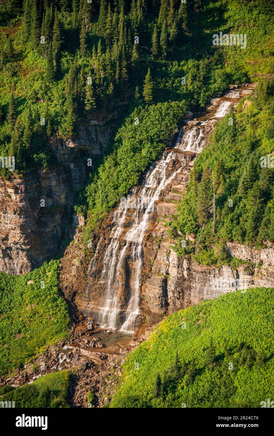 Saisonaler Wasserfall im Glacier-Nationalpark Stockfoto