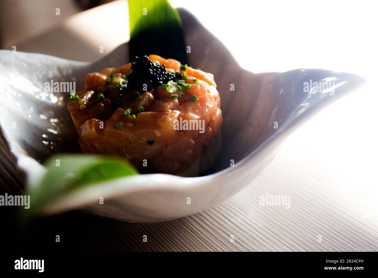 Lachs-Tartare wird mit frischem rohem Lachs und Gewürzen zubereitet. Es ...