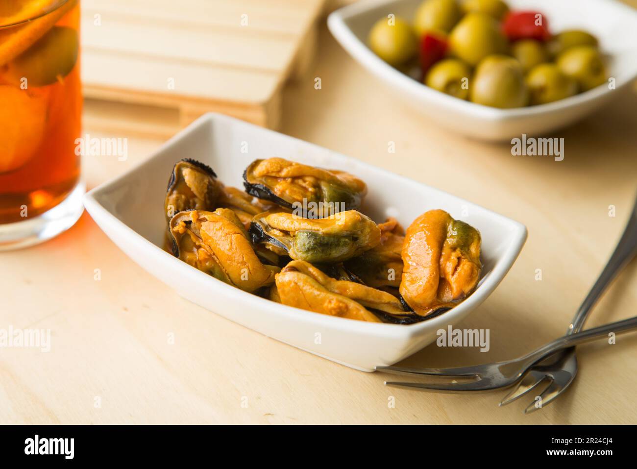 Vermouth ist ein in Kräutern mazerierter Wein, der als Aperitif mit Cockeln, Sardellen, Oliven oder Muscheln eingenommen wird. Stockfoto