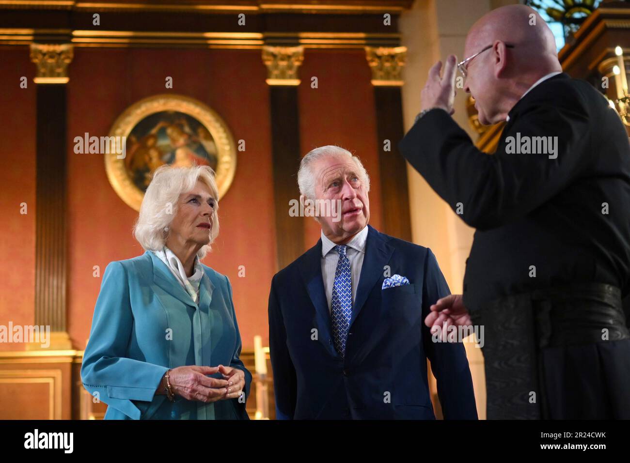 König Karl III. Und Königin Camilla sprechen mit Reverend Simon Grigg in der St. Paul's Church, bekannt als The Actors' Church, um ihren 390. Jahrestag zu feiern, während sie Covent Garden in London besuchen. Bilddatum: Mittwoch, 17. Mai 2023. Stockfoto