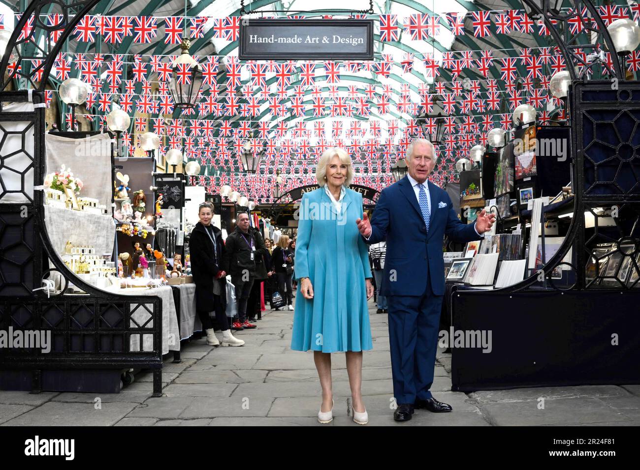 King Charles III. Und Queen Camilla auf dem Covent Garden Apple Market, um Mitglieder der lokalen Gemeinde und Händler beim Besuch von Covent Garden, London, zu treffen. Bilddatum: Mittwoch, 17. Mai 2023. Stockfoto