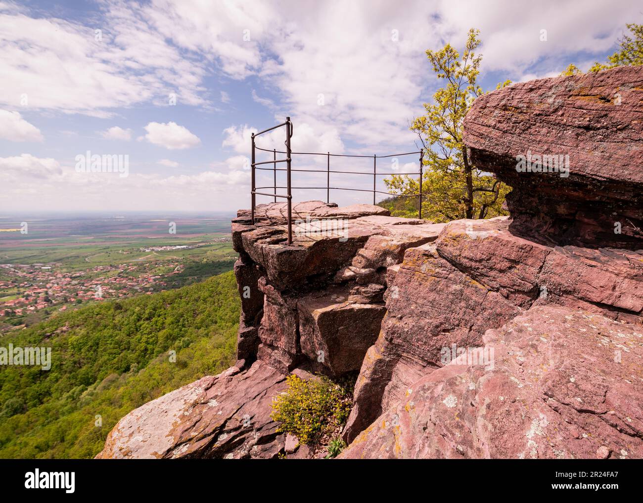 Zsongor-ko ist ein berühmter Aussichtspunkt im Meksek-Gebirge Ungarn. In der Nähe befindet sich das Dorf Kovagoszolos im Bezirk Baranya. Beliebtes Wanderziel. Stockfoto