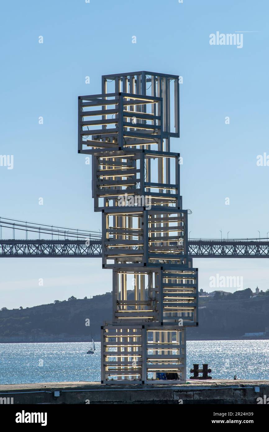 Lissabon, Portugal-Oktober 2022: Nahaufnahme der Installation von Escultura de Luz von Pedro Cabrita Reis vor dem Museum MAAT Stockfoto