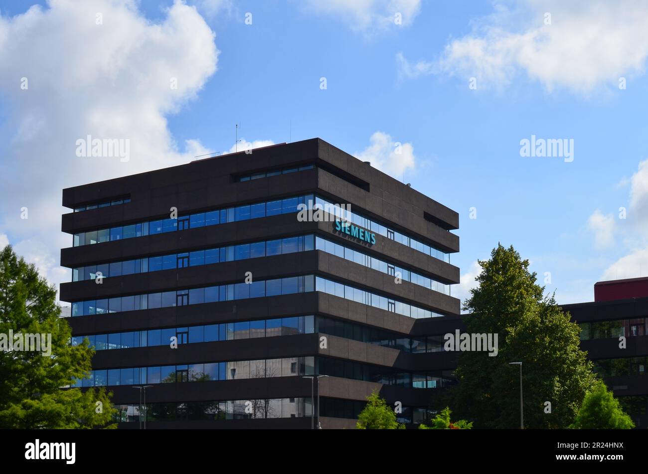 HAAG, NIEDERLANDE - 10. SEPTEMBER 2022: Gebäude des Siemens-Hauptquartiers an sonnigen Tagen Stockfoto
