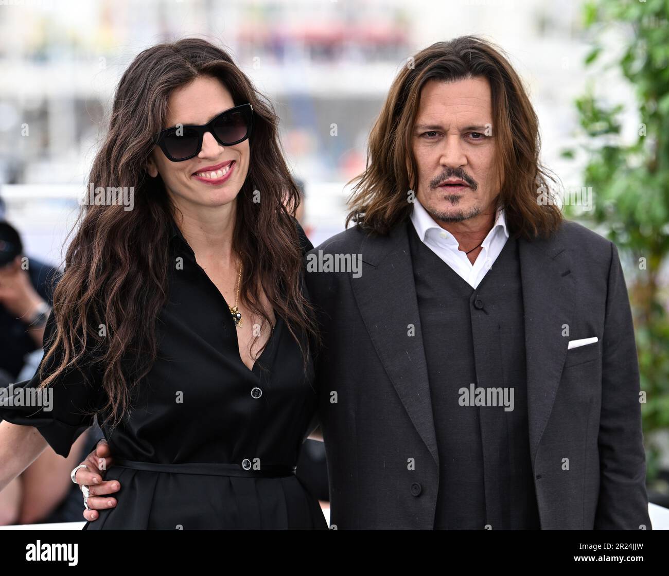 Cannes, Frankreich. 17. Mai 2023. Cannes, Frankreich. 17. Mai 2023 Johnny Depp und Maiwenn bei der Fotokonferenz für Jeanne Du Barry, Teil des Filmfestivals 76. in Cannes, Palais des Festival. Kredit: Doug Peters/Alamy Live News Stockfoto